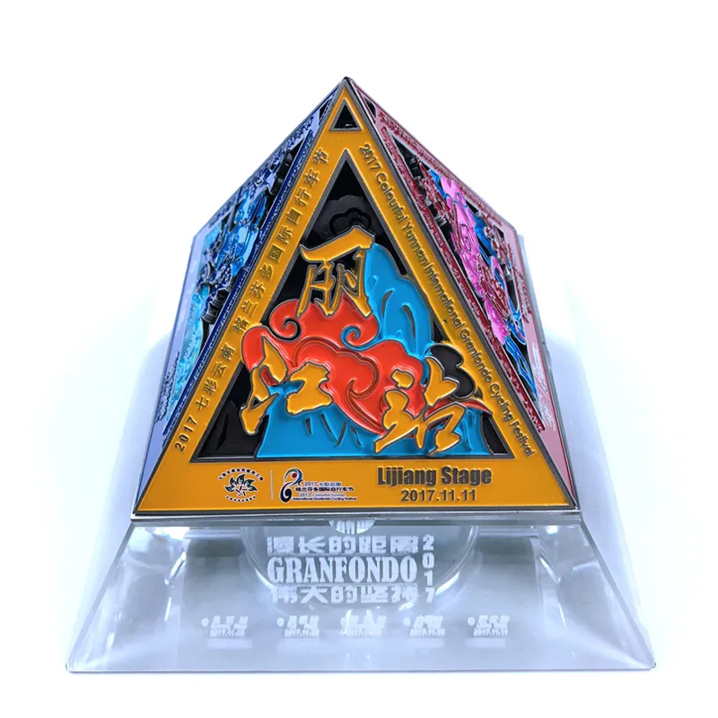 Trophées de médailles pyramidales personnalisées avec base en cristal