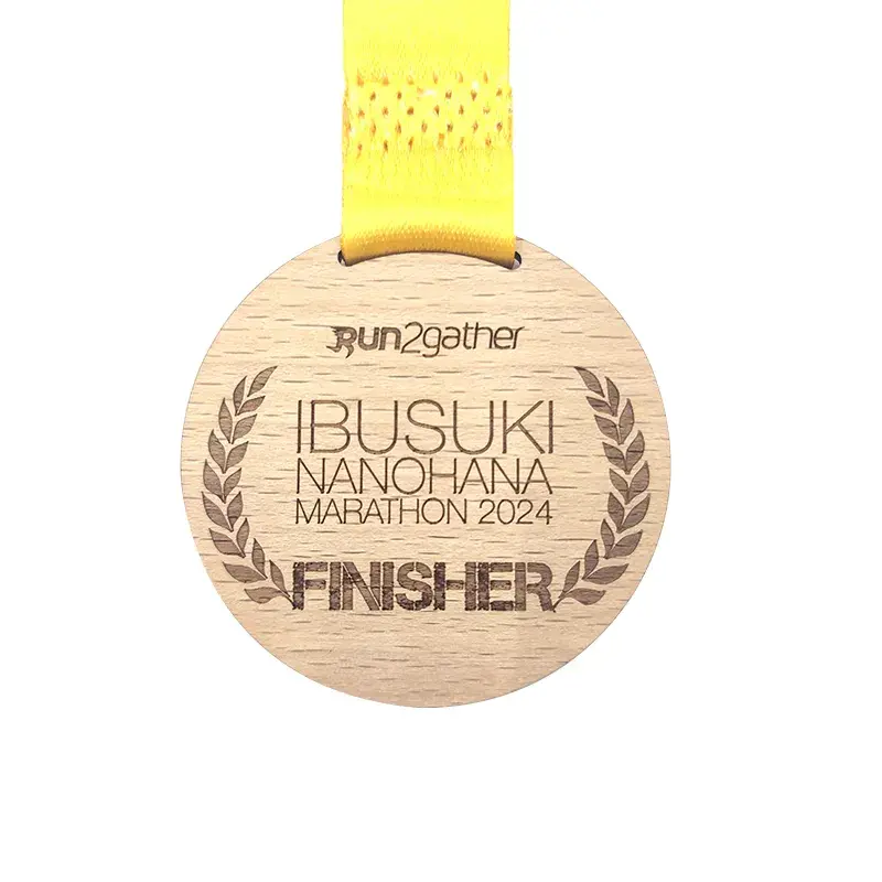 Médaille en bois sculptée écologique